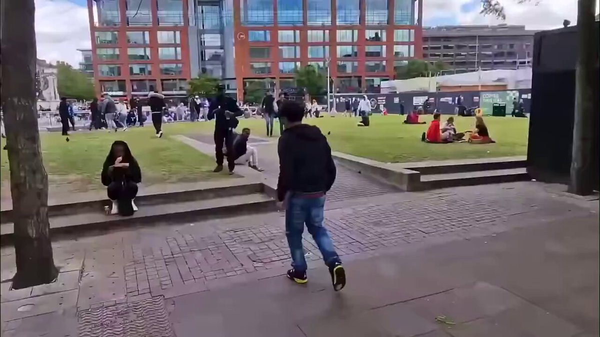 The North African wants to attack an English patriot and discovers that it was better not to. Then he runs away like a rat.