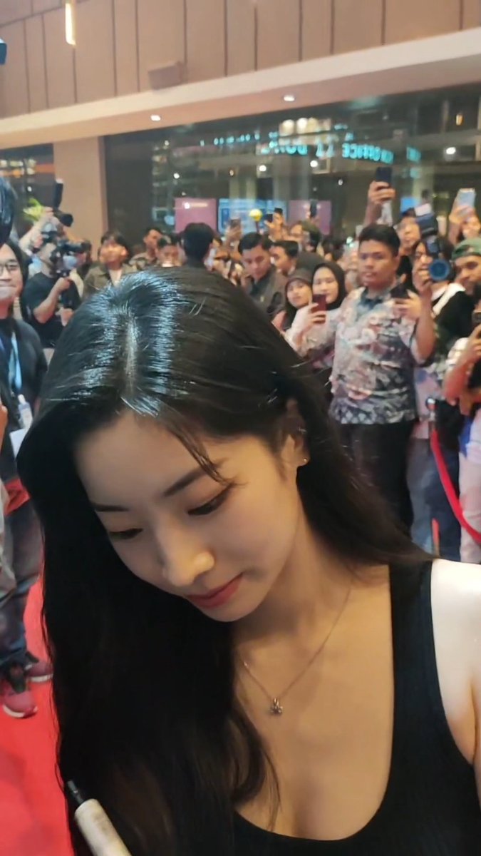 Dahyun signing for fans and receiving gifts, she's so beautiful up close omg 🤍