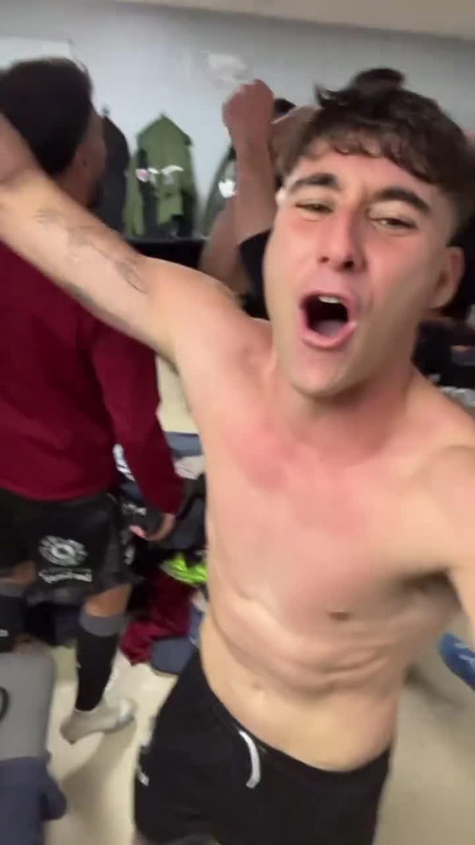😎 "NO ME HAGO EL DURO, NO, ME HAGO EL DURÍSIMO" 😎 🇪🇸 Numancia le ganó 2-0 al Deportivo Fabril este domingo para seguir liderando la Cuarta División de España 👏🏼 El festejo en el vestuario es TOP, de la mano de un temón de Biza y Luck Ra