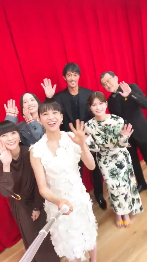 【スクープ】主題歌を担当する #Perfume が #ショウタイムセブン キャスト陣に突撃インタビュー🎤 #阿部寛 さん #生見愛瑠 さん #吉田鋼太郎 さん に作品の見どころを伺いました！ ぜひ劇場で #Perfume の出演シーンもお楽しみください✨ 🔻劇場情報 大ヒット上映中💣