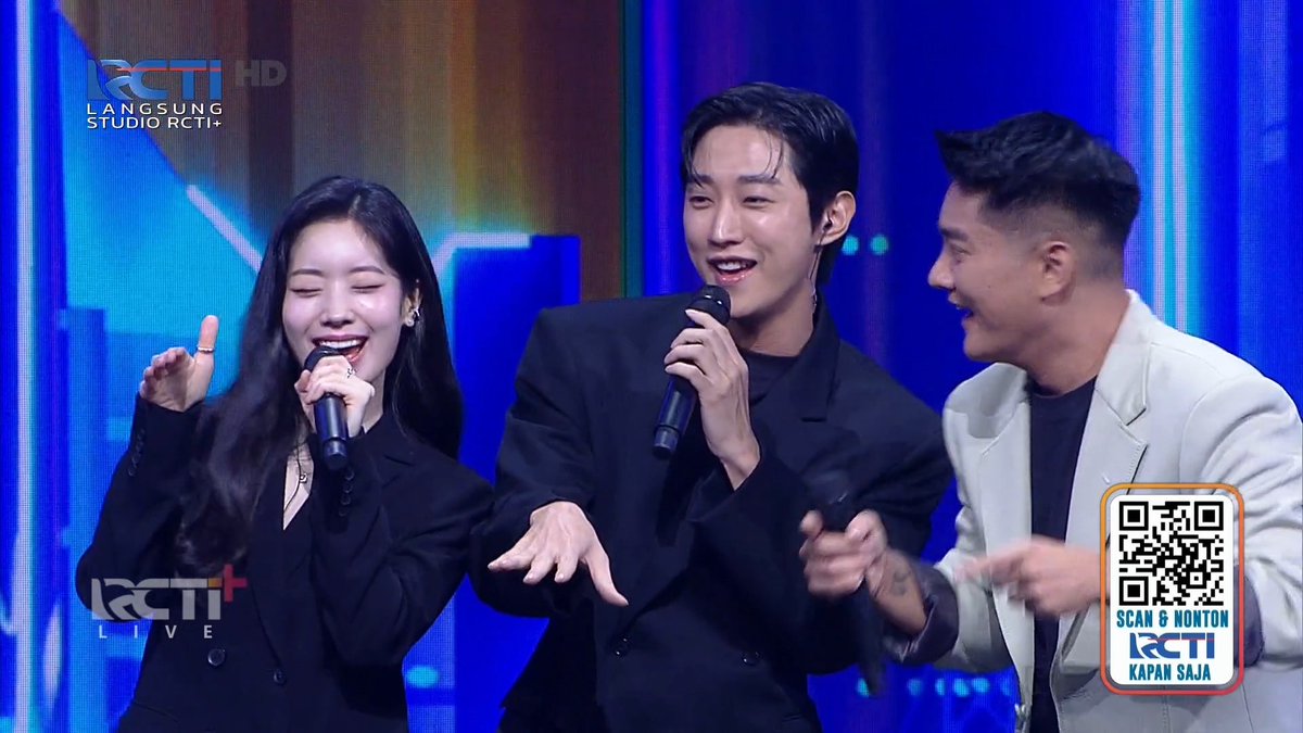Dahyun and Jinyoung saying Indonesian slang on Indonesian Idol "UBUR UBUR IKAN LELE, INDONESIAN IDOL KEREN BANGET LE"