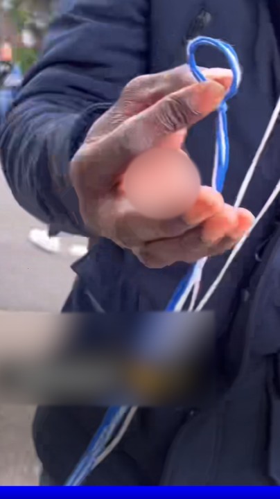 💬 "C’est une arnaque" Un influenceur américain cartonne sur Tiktok avec un tuto “anti-arnaque” aux bracelets à Montmartre