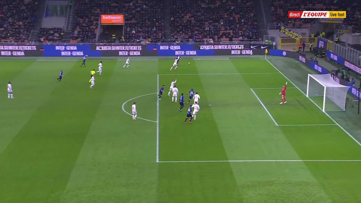BARELLA ???!!! Le milieu italien a failli marquer un retourné sublime, sa réaction veut tout dire ! Suivez Inter Milan - Fiorentina en direct sur L'Équipe live foot #lequipeFOOT
