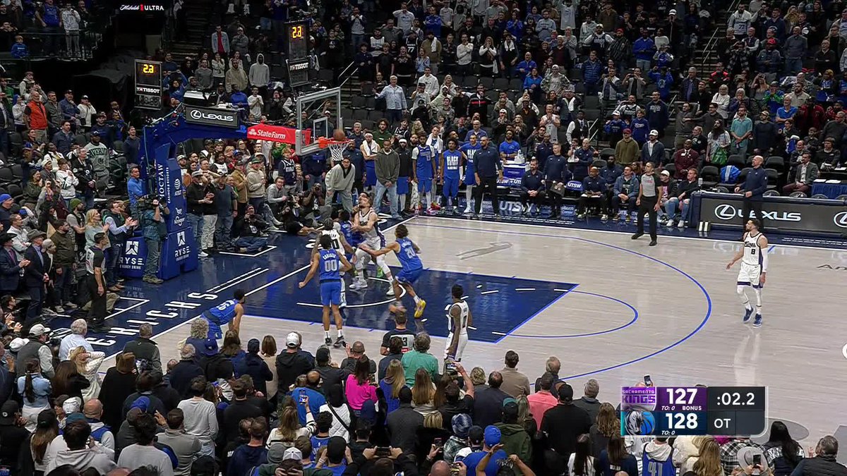 DEMAR THROUGH THE DOUBLE-TEAM FOR THE WIN 😱