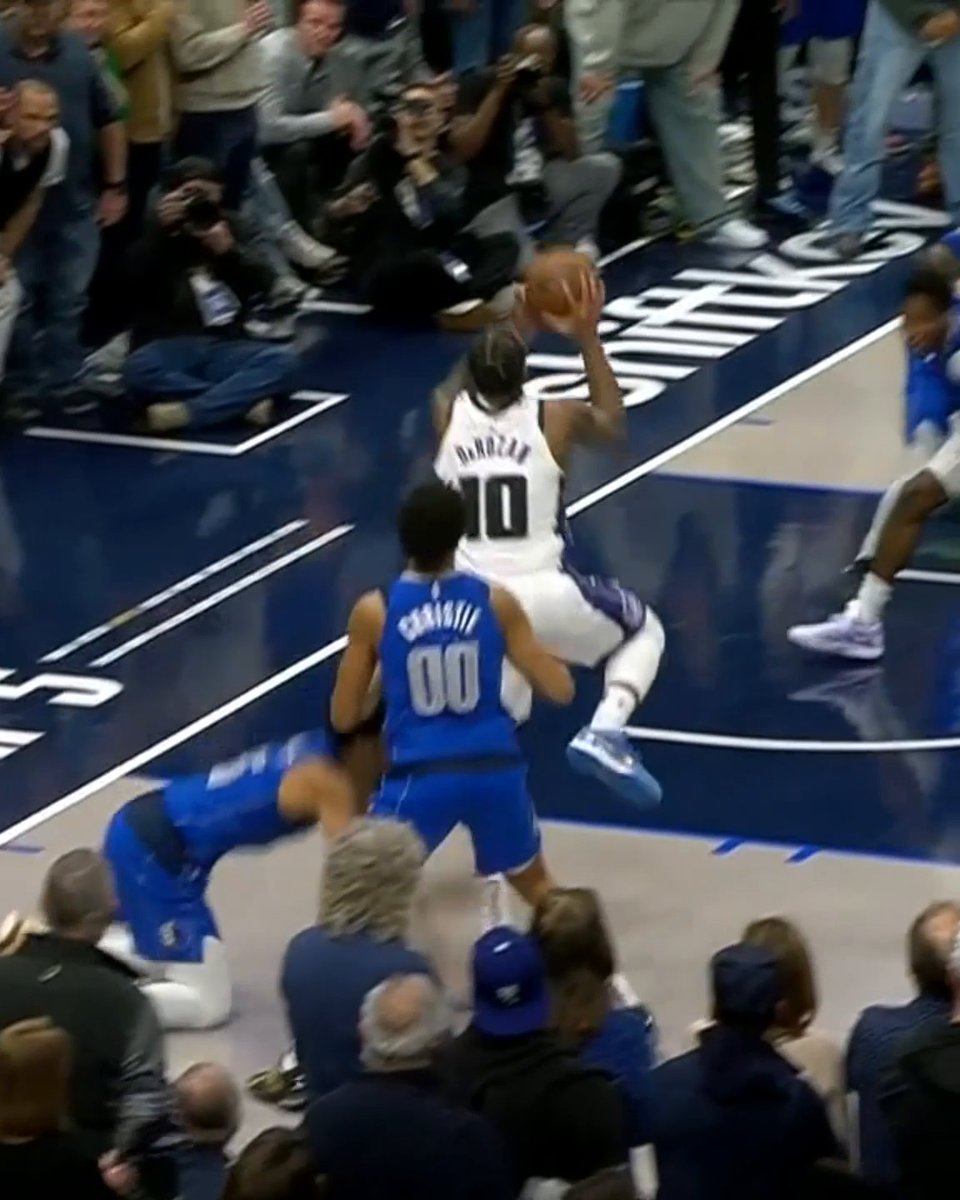DEMAR DEROZAN HITS THE GAME-WINNER IN OT AFTER KLAY THOMPSON'S THREE 😱