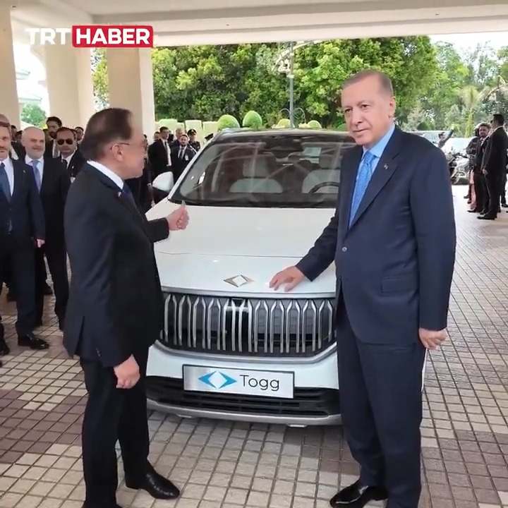 Cumhurbaşkanı Erdoğan, Malezya Başbakanı İbrahim'e Togg hediye etti.