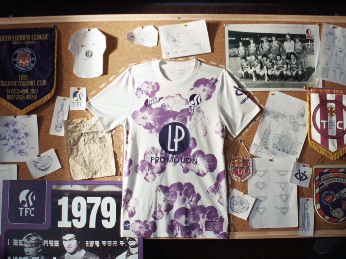 3ème maillot officiel du Toulouse Football Club dessiné en collaboration avec la marque @vision_naire (créée par karma 💿 le 13 mars). Comme un hommage à la Violette, la fleur emblématique de la ville. #TFCxVisionnaire