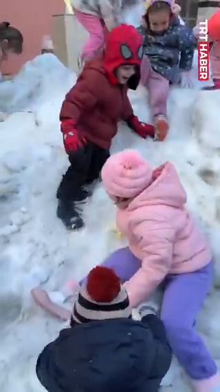 Trabzon’da çocuklar için okul bahçesine kamyonla kar döküldü.