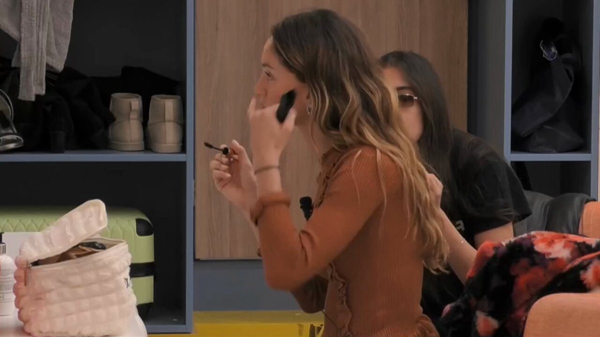 Helena se ha metido en el tema de la orientación sexual de Zeudi y la falta de su padre y se ha levantado y la ha dejado hablando sola