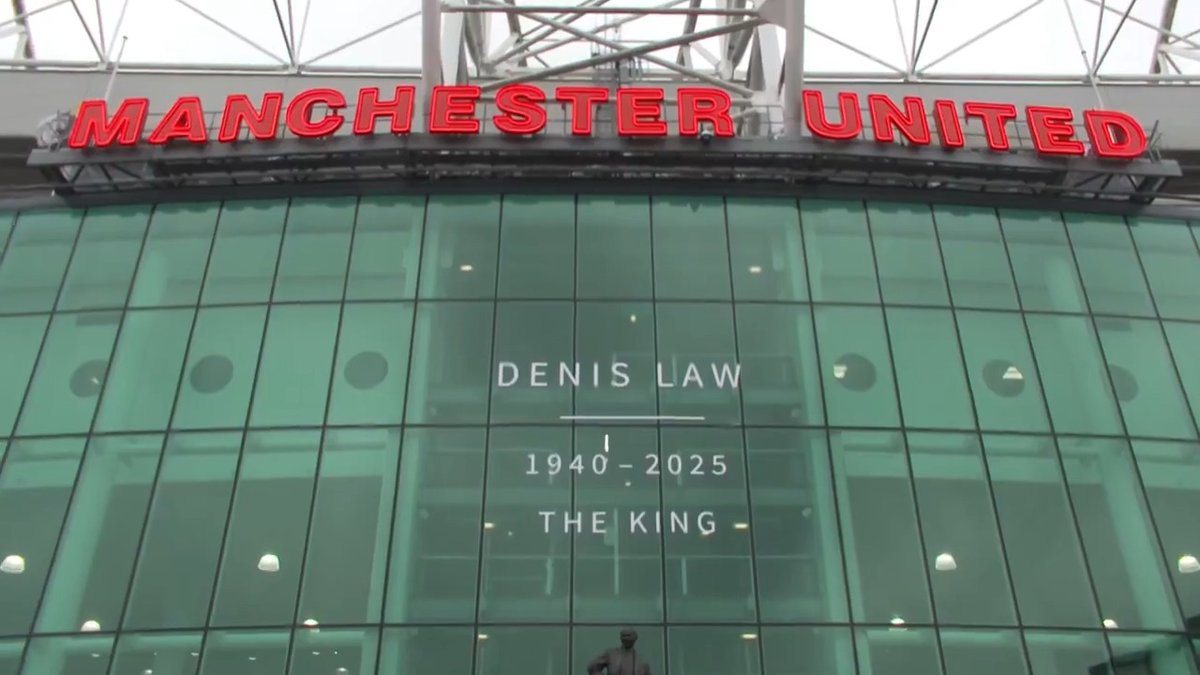 Saying goodbye to a legend 🕊️ Denis Law’s funeral procession passed Old Trafford earlier today, allowing fans and club staff to observe a final farewell ❤️