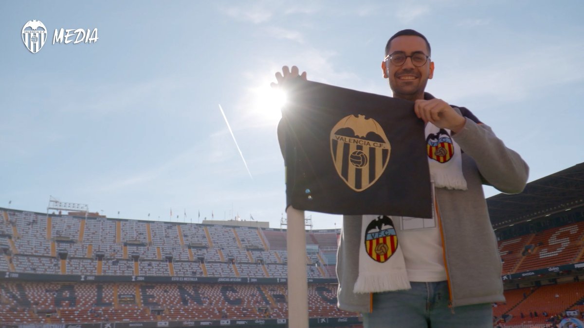 Una experiencia única en el Camp de #Mestalla con Socios.com España 🏟️🦇 ➡️ En la previa del #ValenciaLeganés, los tokenistas del Valencia CF pudieron instalar los nuevos banderines con el diseño votado a través de la app de Socios.com España 📲 #ADNVCF