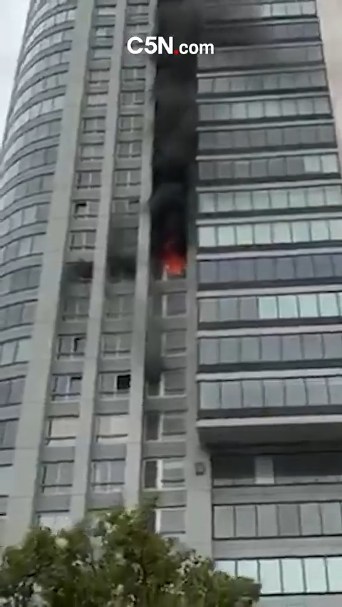ALERTA | INCENDIO EN UNA TORRE DE PUERTO MADERO 50 personas fueron asistidas y otras 100 fueron evacuadas por un incendio en el piso 10 del edificio Renoir II. Más de 30 ambulancias del SAME trabajan en el lugar.