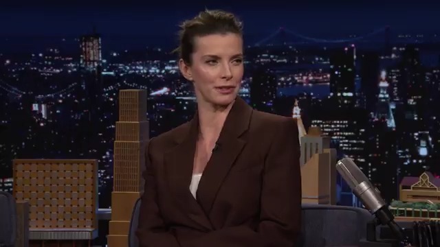 Betty Gilpin thinks her four-year-old daughter deserves an Oscar for her "monologues" 😂 #FallonTonight