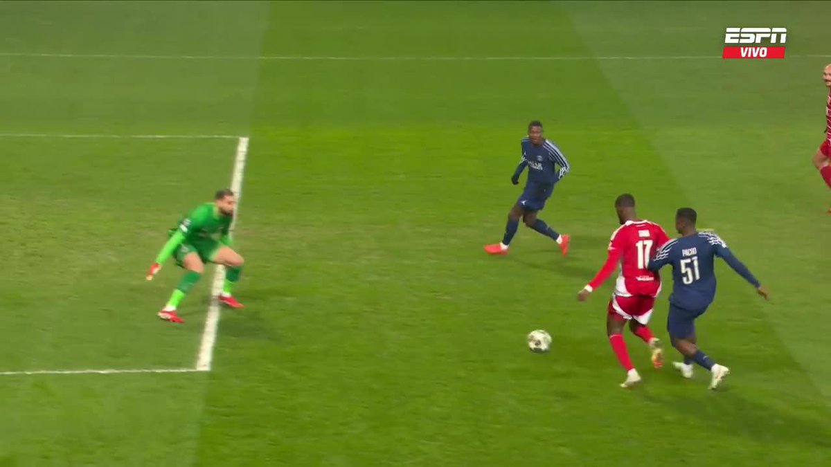 No tiene sentido este quite de Willian Pacho. Es sublime.
