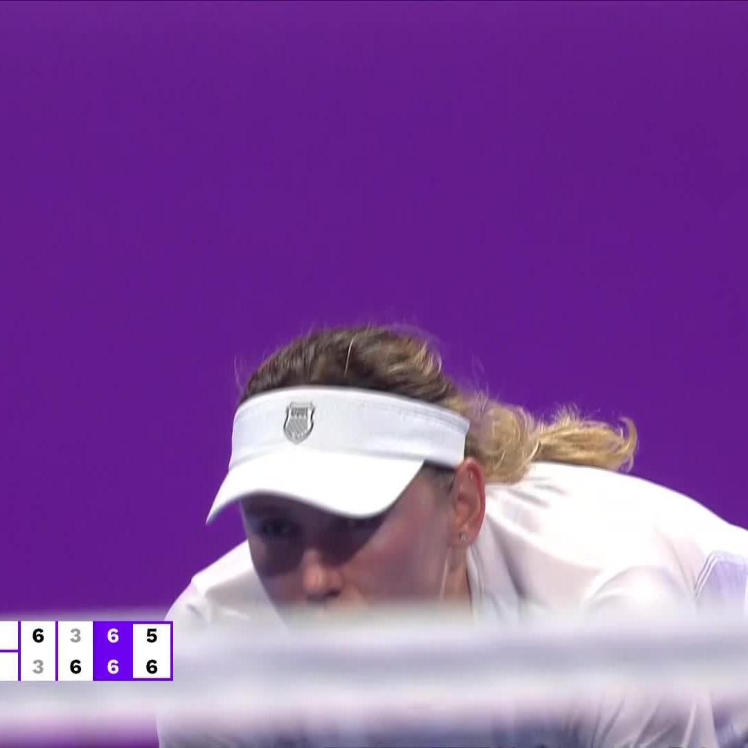 WHAT AN UPSET 😱 Ekaterina Alexandrova has knocked out the World No. 1 in Doha, 3-6, 6-3, 7-6(5)! #QatarTotalEnergiesOpen