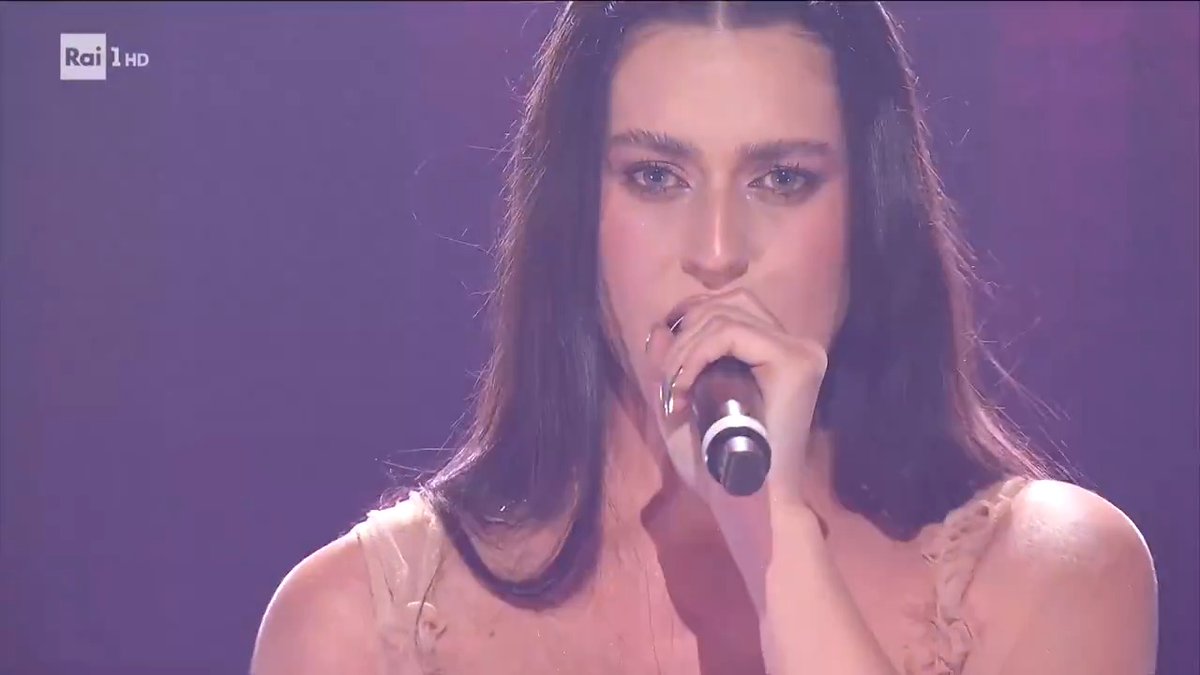 Primera canción de #sanremo y luego nos preguntamos que porque siempre quedan bien en Eurovisión.... Este tema hubiera ganado en el 80% de las preselecciones en lo que llevamos de año. Si lo digo