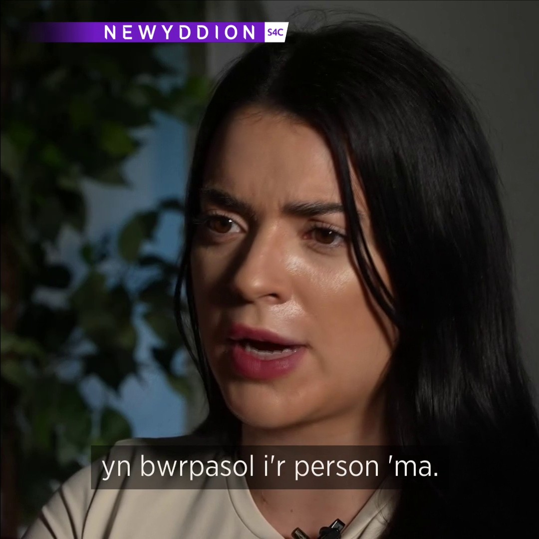Mae angen gwneud mwy i ddiogelu pobl ifanc yng Nghymru rhag cam driniaeth ar-lein, yn ôl un sydd wedi dioddef sylwadau negyddol. Mae Alaw Haf, sy'n modelu ar wefan OnlyFans, yn dweud bod y sefyllfa wedi mynd 'yn rhy bell'.