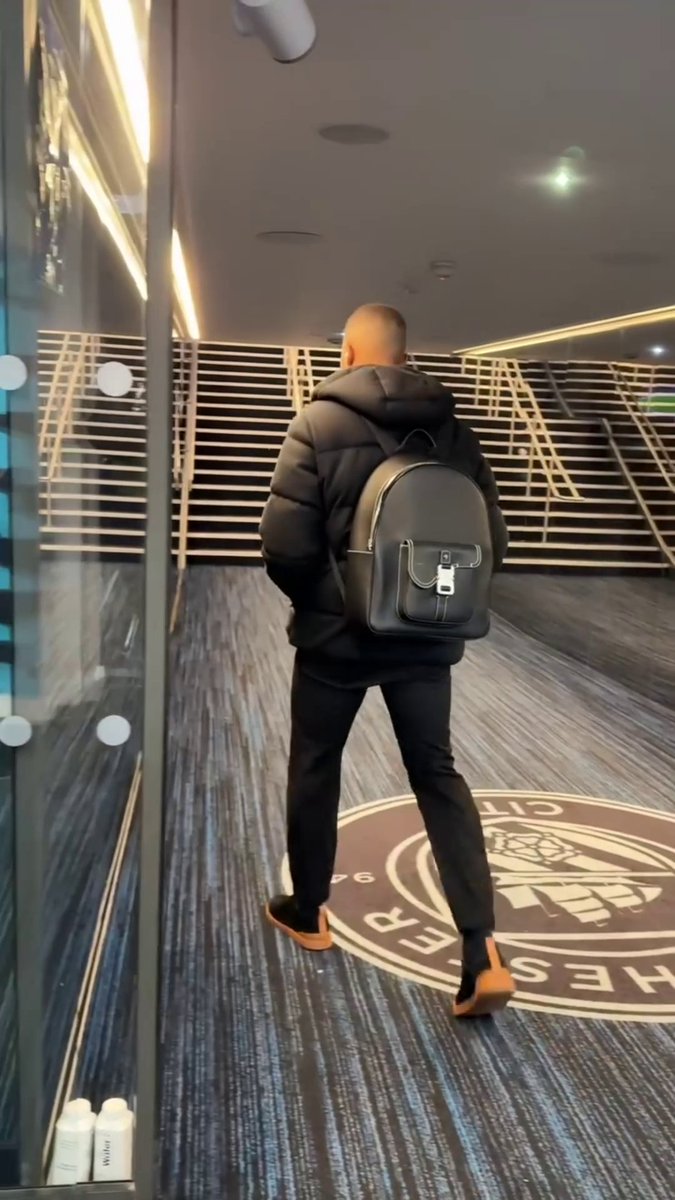 Kylian Mbappé respecte le blason de Manchester City ! 👀↩️