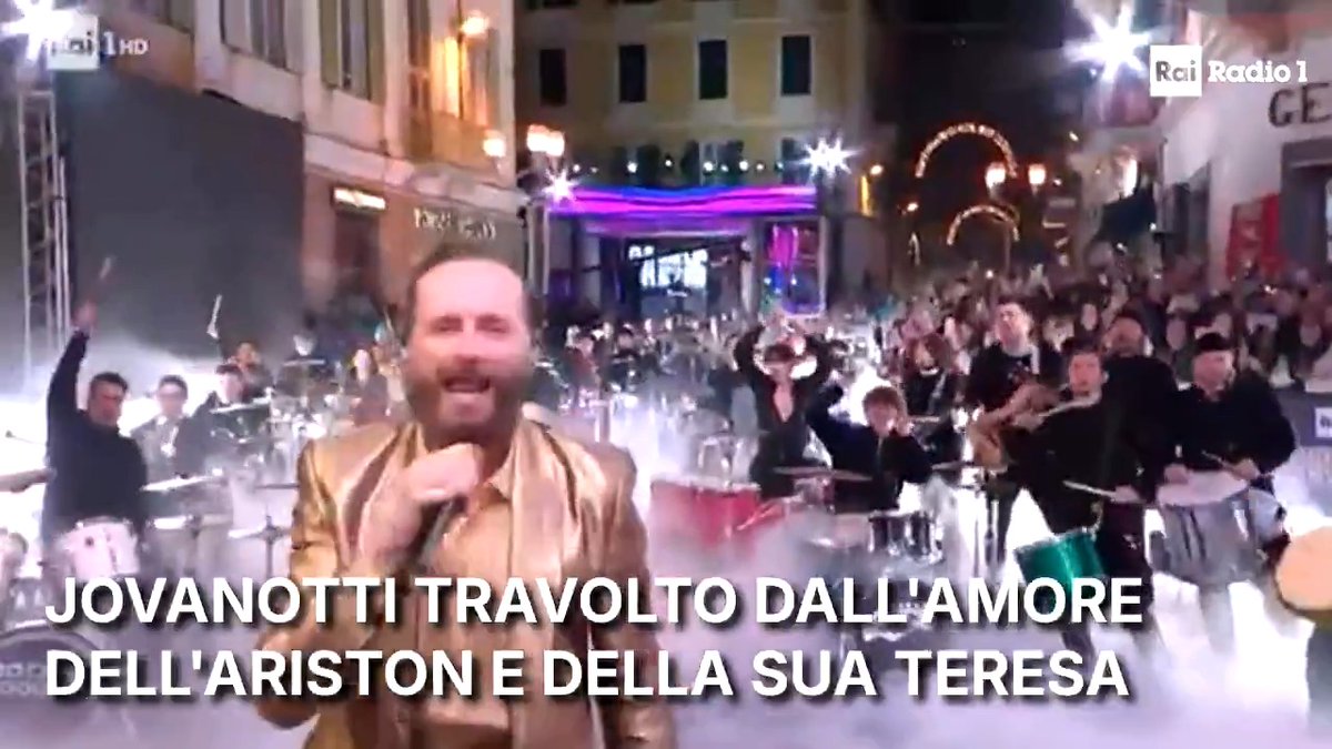 🔵 #Sanremo2025 Grande show di #Jovanotti al Festival. L'artista è stato travolto dall'affetto del pubblico in sala. In platea anche la figlia Teresa Lorenzo Jovanotti Tutto il Festival su Rai1 e RaiPlay