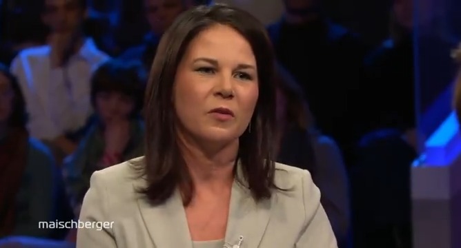 Man dürfe in der Debatte um #Migration nicht „alle Menschen über einen Kamm scheren“, sagt Bundesaußenministerin @ABaerbock (BÜNDNIS 90/DIE GRÜNEN). Der Rechtsstaat müsse differenzieren, aber bei Schwerverbrechern klare Kante zeigen. #maischberger Das Erste