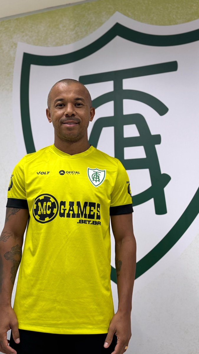 Chega mais, Mariano! 👊🏽👋🏽 A #CoelhoTV não perde nada e acompanhou a chegada do nosso novo lateral no CT Lanna Drumond! 🔥 ➡️ Play no vídeo completo: 🎥 Marco A. Ferraz / América #PraCimaDelesCoelho