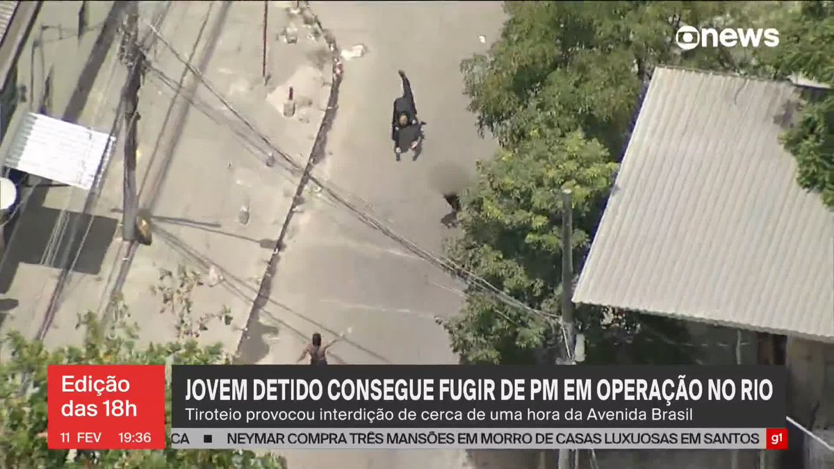 Menor detido pela PM se desvencilha de policial e foge correndo pela Vila Kennedy. Confira o vídeo. ➡ Assista ao #Edição18: #GloboNews