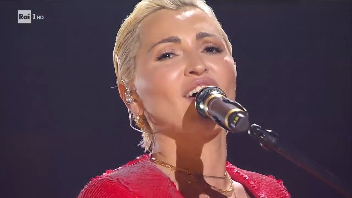 🎤 Serena Brancale 🎧 Anema e core L’esibizione integrale è su RaiPlay In audio su RaiPlay Sound #Sanremo2025