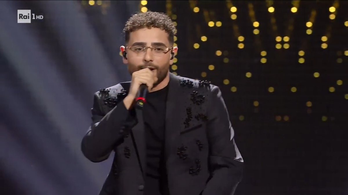 🎤 Rocco Hunt 🎧 Mille vote ancora L’esibizione integrale è su RaiPlay In audio su RaiPlay Sound #Sanremo2025