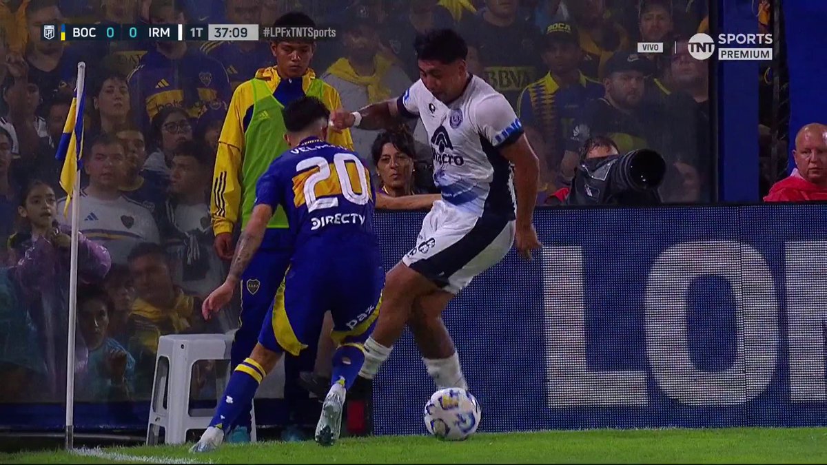 Así sale jugando Luis Sequeira. 🎩🇦🇷
