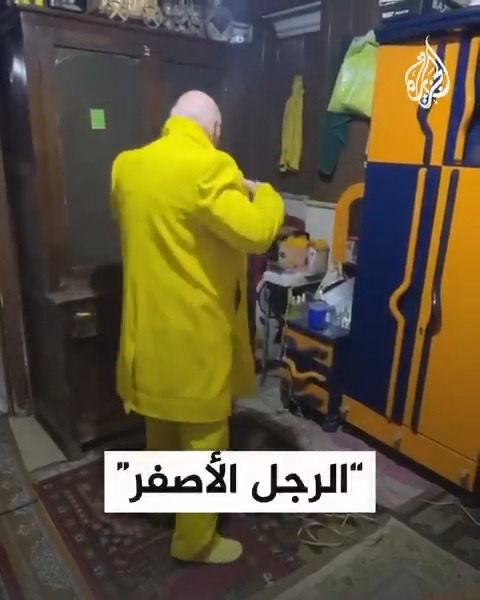 بفضل اقتصاره على الملابس الصفراء منذ 45 عامًا أصبح الرجل الأصفر "أبو زكور" مشهورًا في مدينة حلب وعموم سوريا.. ما قصته؟