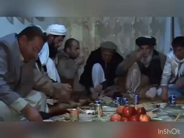 فرهنگ کتابخوانی مردم پنجشیر پنجشیر یکی از ولایات کوهستانی و استراتژیک افغانستان است که در شمال‌شرقی کشور موقعیت دارد. این ولایت از سمت شمال با بدخشان، از شرق با نورستان، از جنوب با کاپیسا و پروان، و از غرب با بغلان هم‌مرز است. پنجشیر دارای دره‌های سرسبز، رودخانه‌های خروشان و کوه‌های مرتفع هندوکش است که آن را به یکی از زیباترین مناطق طبیعی افغانستان تبدیل کرده است. مردم پنجشیر عمدتاً تاجیک‌تبار و فارسی‌زبان هستند. آنها به مهمان‌نوازی، شجاعت، غیرت، تعهد در دوستی و وفاداری مشهورند. این ولایت از دیرباز به‌عنوان یکی از مراکز مقاومت در برابر ظلم، ستم، بی‌عدالتی، تجاوزات خارجی، از جمله در برابر تهاجم شوروی و گروه‌های تروریستی، شناخته می‌شود. اقتصاد مردم پنجشیر بیشتر بر کشاورزی، دامداری، باغداری و تجارت سنگ‌های قیمتی، به‌ویژه زمرد استوار است. معادن زمرد پنجشیر از ارزشمندترین منابع طبیعی این ولایت محسوب می‌شوند و در بازارهای بین‌المللی شهرت دارند. علاوه بر این، مهاجرت کاری به کابل و دیگر ولایات و کشورهای خارج نیز از منابع درآمد مردم این ولایت است. فرهنگ کتاب‌خوانی پنجشیر، با پیشینه‌ای غنی از ادب، فرهنگ و عرفان، همواره یکی از مراکز مهم در پاسداری از میراث‌های فرهنگی و ادبی فارسی بوده است. مثنوی‌خوانی و شاهنامه‌خوانی از جمله سنت‌های دیرینه در این ولایت محسوب می‌شود که در میان نسل‌های مختلف رواج دارد. این محافل علاوه بر جنبه‌های تفریحی و آموزشی، نقش مهمی در حفظ هویت فرهنگی حوزه فارسی‌زبانان منطقه و پیوند نسل جوان با ادبیات کهن فارسی دارند. مثنوی‌خوانی در پنجشیر مثنوی معنوی اثر مولانا جلال‌الدین بلخی، یکی از کتاب‌های مورد علاقه مردم پنجشیر، به‌ویژه بزرگان، صوفیان و اهل دانش است. این کتاب که سرشار از حکمت‌های عرفانی و آموزه‌های معنوی است، در محافل مختلف تلاوت و تفسیر می‌شود. این مجالس معمولاً در منازل بزرگان، نخبگان، مساجد، مدارس و دانشگاه‌ها برگزار می‌شود. شیوه اجرا یک فرد باسواد، که معمولاً به‌عنوان مثنوی‌خوان و مفسر شناخته می‌شود، اشعار مثنوی را با صوتی دلنشین می‌خواند. پس از خواندن، معانی و مفاهیم عرفانی و فلسفی آن را تفسیر و توضیح می‌دهد تا حضار بهتر بتوانند از آن بهره ببرند. گاهی اوقات سوال و جواب بین حاضرین انجام می‌شود که باعث گفت‌وگوهای فکری و دینی می‌گردد. مخاطبان: عالمان دینی، بزرگان قومی، دانشجویان، شاعران، و افرادی که به عرفان علاقه دارند، در این محافل شرکت می‌کنند و مشتاقانه می‌آموزند و فیض می‌برند. بسیاری از جوانان نیز به‌دلیل علاقه به معانی عمیق اشعار مولانا، جذب این جلسات می‌شوند و بهره می‌برند. اهداف و پیامدهای مثبت مثنوی‌خوانی: •آشنایی مردم با عرفان و حکمت اسلامی •تقویت روحیه معنوی و اخلاقی •ایجاد انسجام، وحدت و اخوت میان مردم •پرورش تفکرات فلسفی و عرفانی در جوانان و نوجوانان علاوه بر موارد فوق، این فرهنگ پسندیده توانسته طی ادوار مختلف ده‌ها تن از شاعران، ادیبان و نخبگان را تقدیم جامعه نماید که می‌توان از شاعران مشهور تاریخ معاصر حوزه فارسی‌زبانان، شهید عبدالقهار عاصی، استاد حیدری وجودی، نجیب بارور و … با افتخار یاد کرد. شاهنامه‌خوانی در پنجشیر شاهنامه فردوسی که روایت‌گر تاریخ، اسطوره‌ها و قهرمانی‌های حوزه پارسی‌زبانان و خراسانیان است، در میان مردم پنجشیر جایگاه خاصی دارد. به‌دلیل داشتن روحیه آزادی‌خواهی، عدالت‌طلبی، سلحشوری و مبارزه علیه هر نوع ظلم، ستم، استبداد، بی‌عدالتی و نابرابری، شاهنامه‌خوانی همیشه مورد توجه مردم پنجشیر بوده است. شیوه اجرا شاهنامه‌خوانان حرفه‌ای که بر زبان و وزن اشعار فردوسی تسلط دارند، با صدای رسا و آهنگین به خوانش اشعار می‌پردازند. داستان‌های جذاب مانند رستم و سهراب، سیاوش، اسفندیار، و جنگ‌های رستم با دشمنانش از محبوب‌ترین بخش‌های شاهنامه در پنجشیر است. مخاطبان: بزرگان، فرهنگیان، شاعران، دانشجویان، و حتی جنگاوران و فرماندهان محلی در این محافل شرکت می‌کنند و با علاقه خاصی می‌آموزند. اهداف و پیامدهای مثبت شاهنامه‌خوانی: •زنده نگه‌داشتن تاریخ و فرهنگ باستانی افغانستان •تقویت روحیه ملی و هویت فرهنگی •آشنایی نسل جوان با قهرمانان تاریخی و ارزش‌های مبارزاتی •مقاومت فکری در برابر تهاجم فرهنگی بیگانگان علاوه بر موارد یادشده، این فرهنگ پسندیده ده‌ها قهرمان را پرورانده است که می‌توان از قهرمان ملی افغانستان شهید احمد شاه مسعود و مارشال محمد قسیم فهیم یاد کرد.