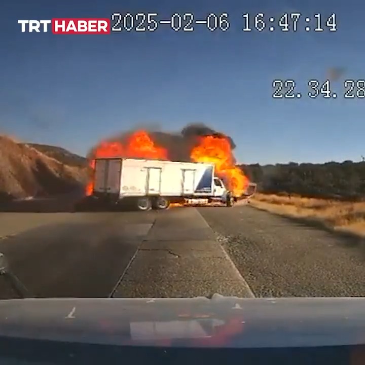 Meksika’da kaza yapan aracın patlaması sonucu 2 kişi hayatını kaybetti.