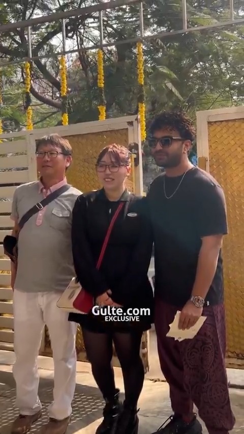 A lady fan from Japan surprised VishwakSen at his home during the promotions of #Laila. She traveled all the way to meet him and express her admiration for the star with gifts and a handwritten letter. #VishwakSen welcomed her warmly, interacted with her, and took a picture together.