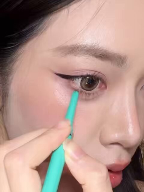 Beauty hack อย่างนึงที่อยากแนะนำคือการเขียนขอบตาล่าง เป็นวิธีที่พสจีนทำบ่อยมากกกกกก มันจะทำให้ตาดูโต+ยาวขึ้นทันที ในกระจกอาจจะดูแปลก แต่ถ่ายรูปออกมาคือโคตรสวย ตามันคมขึ้นมากๆๆ