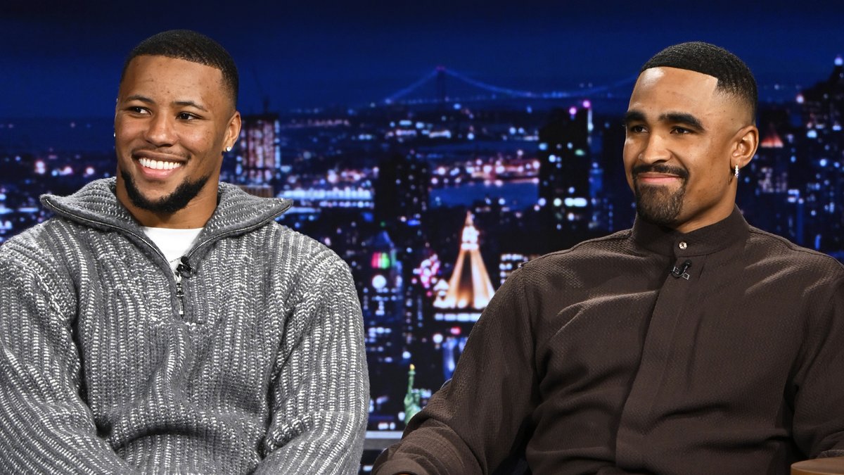 "I'm the one who pushes the tush." The look Jalen gives Saquon after this 😂 (via The Tonight Show)