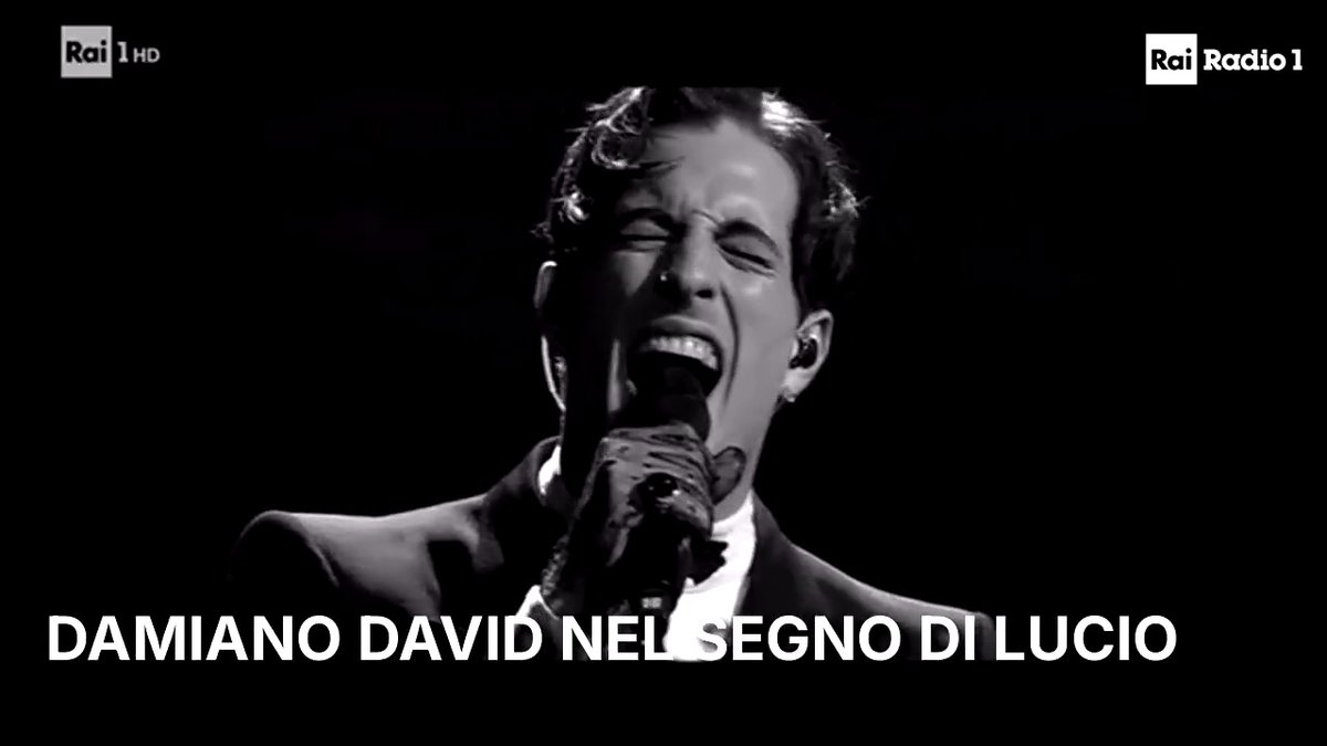 🔵 #Sanremo2025 Superospite della seconda serata #DamianoDavid. L'artista si è esibito nel brano di Lucio Dalla "Felicità". Sul palco con lui l'attore Alessandro Borghi, accompagnato da un bambino Damiano David