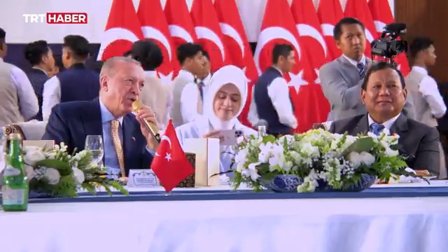 Endonezya'da Cumhurbaşkanı Erdoğan'ın onuruna verilen yemekte Mehter Marşı çalındı. 'Ceddin deden, neslin baban' marşına Cumhurbaşkanı Erdoğan da eşlik etti.