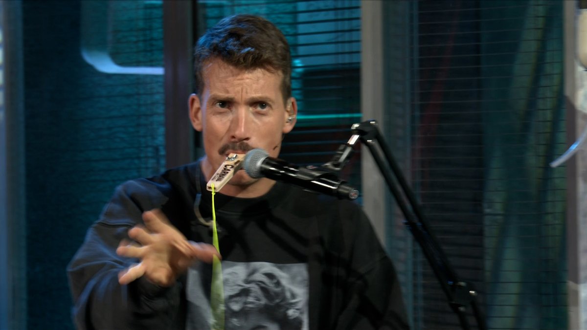 La rave con menos presupuesto de la historia, a puro talento y un kazoo. Puto Grison, él solito. #LaRevuelta