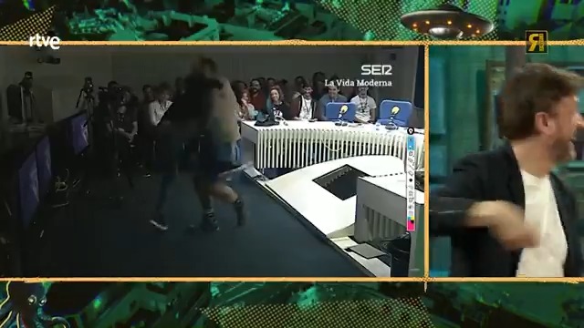 Cómo lo pasamos en La Vida Moderna. Lo de Ignatius Farray pegándose con Jose Mota jajaja Qué inconsciencia de todo. #LaRevuelta