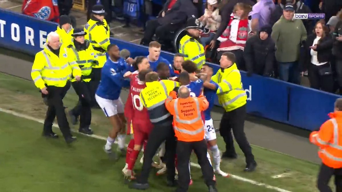 Son dakika golüyle 2-2 biten Everton - Liverpool derbisinde futbolcular kavga etti.