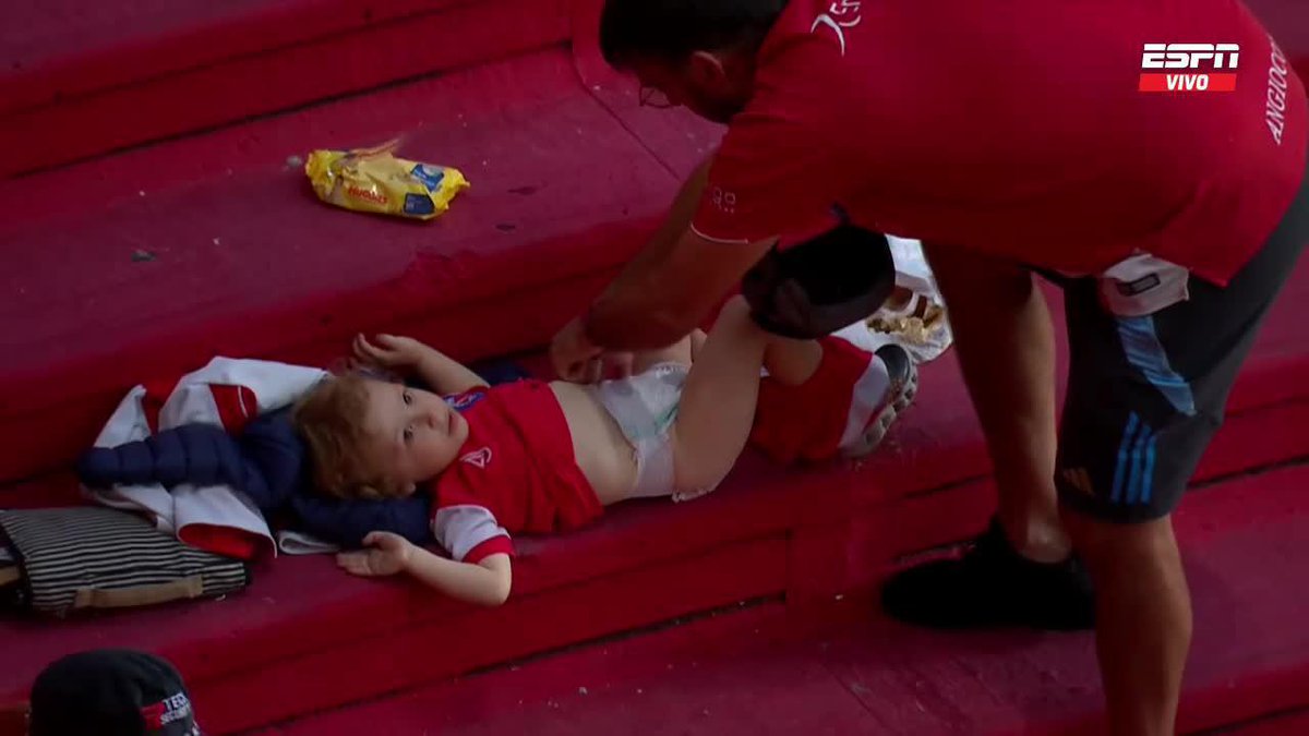 CUMPLIENDO EL ROL DE PADRE... Este hincha del Bicho le cambió los pañales a su hijo en plena tribuna en La Paternal. 📺 #ESPN