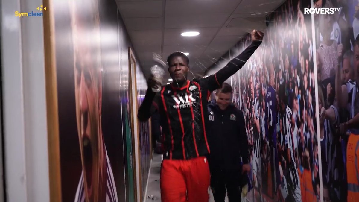 📹 Let's have a bit of Symclean 𝗧𝘂𝗻𝗻𝗲𝗹 𝗖𝗮𝗺! Makhtar Gueye loves it 😆 #WBAvROV | #Rovers 🔵⚪️