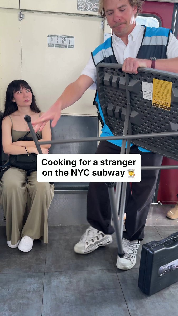 Cooking for a stranger on a NYC Subway 🥘