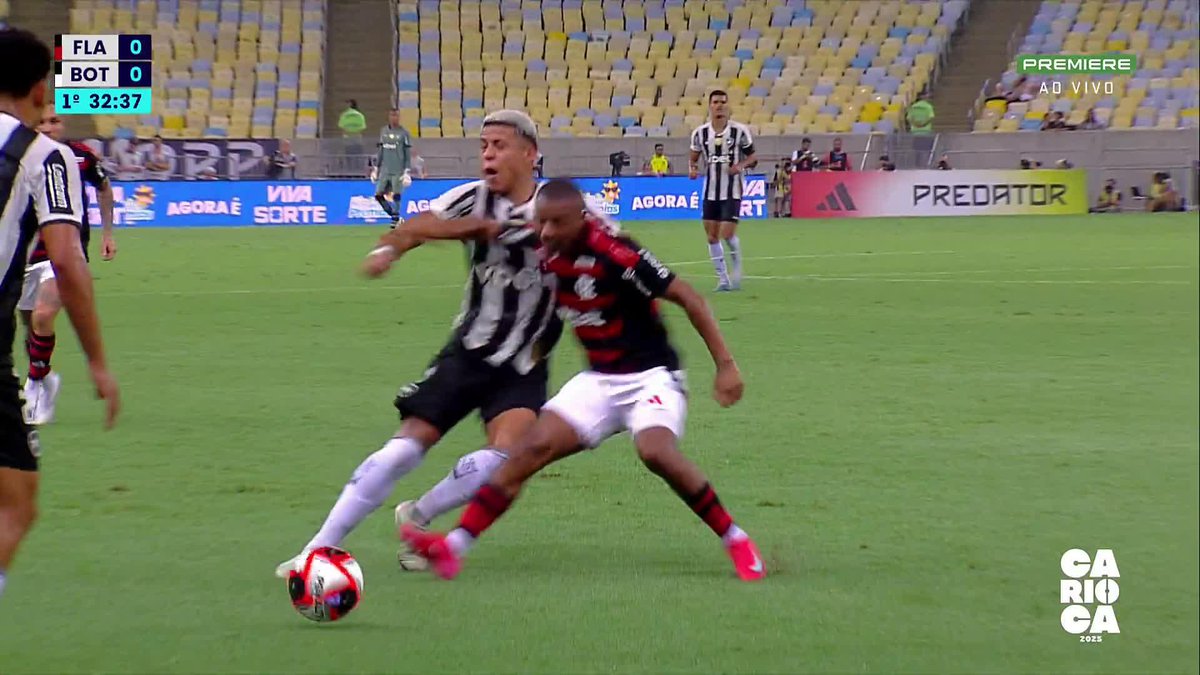 Botafogo pediu a expulsão de De La Cruz por cotovelada em Matheus Martins, mas o meia do Flamengo recebeu apenas cartão amarelo. O VAR não sugeriu a revisão do lance. 🎥 Premiere | ge