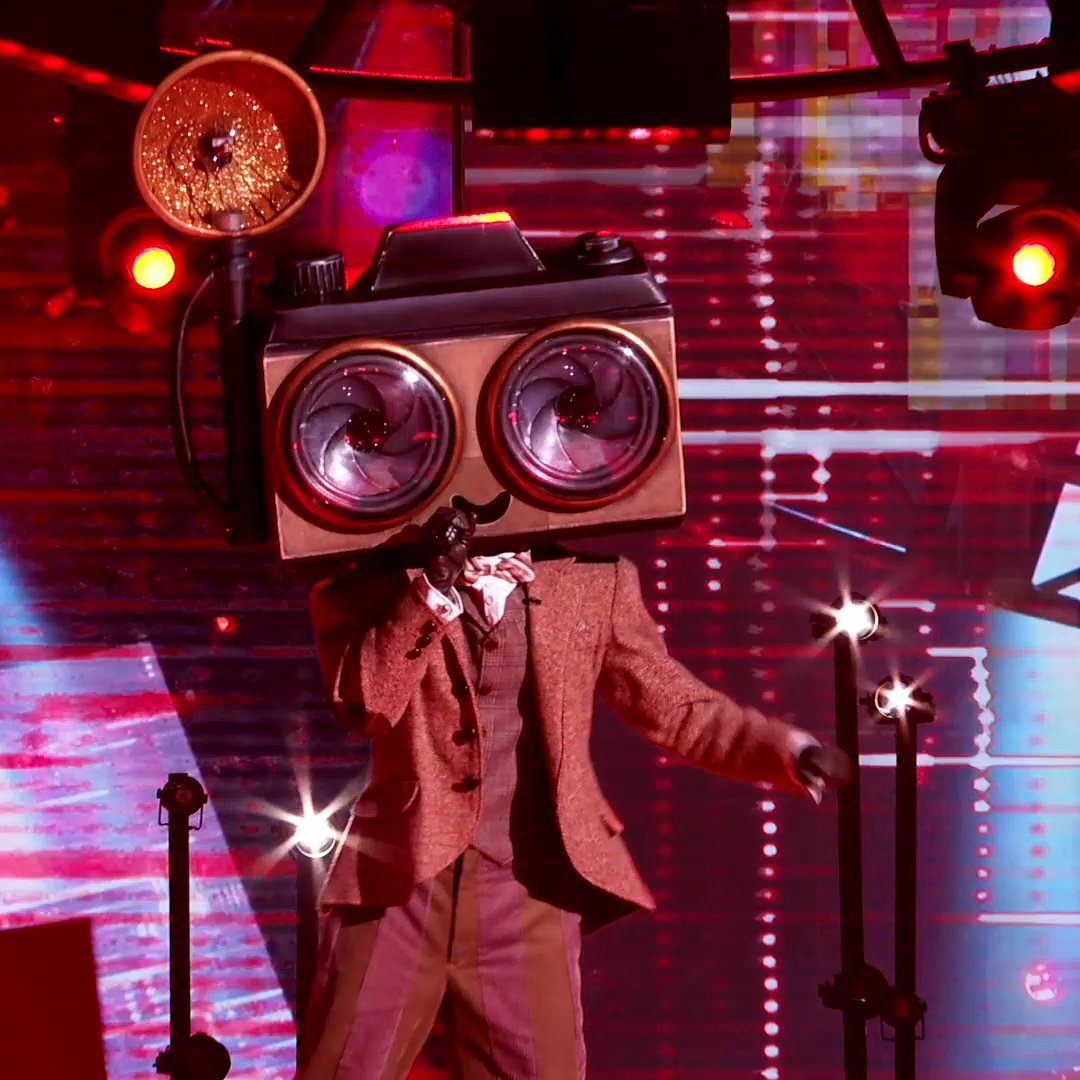 This big shot's BORN for the spotlight as #PaparazzoMask! 📸 #TheMaskedSinger
