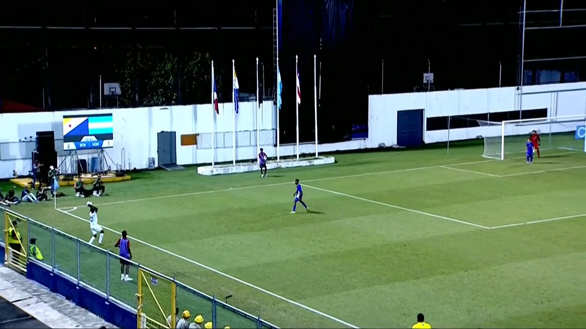 🇭🇳 Anotenme al hondureño que tira laterales al segundo palo. No vi como juega con los pies. No me importa. Torneo Sub-17 de CONCACAF.