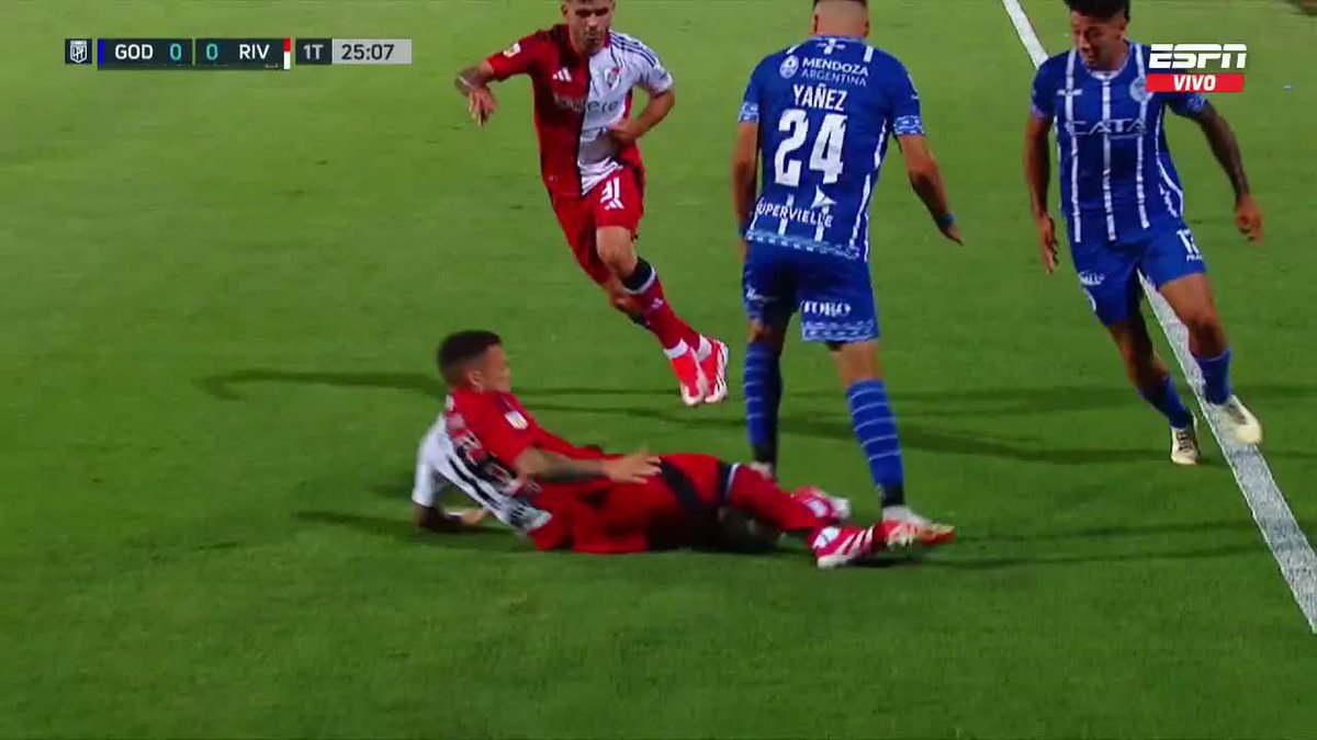 🗣️Todo GODOY CRUZ pidió ROJA a FABRICIO BUSTOS por este PATADÓN. 🟨Para Pablo Echavarría, AMARILLA confirmado por el VAR Héctor Paletta. ❓¿Qué piensan?