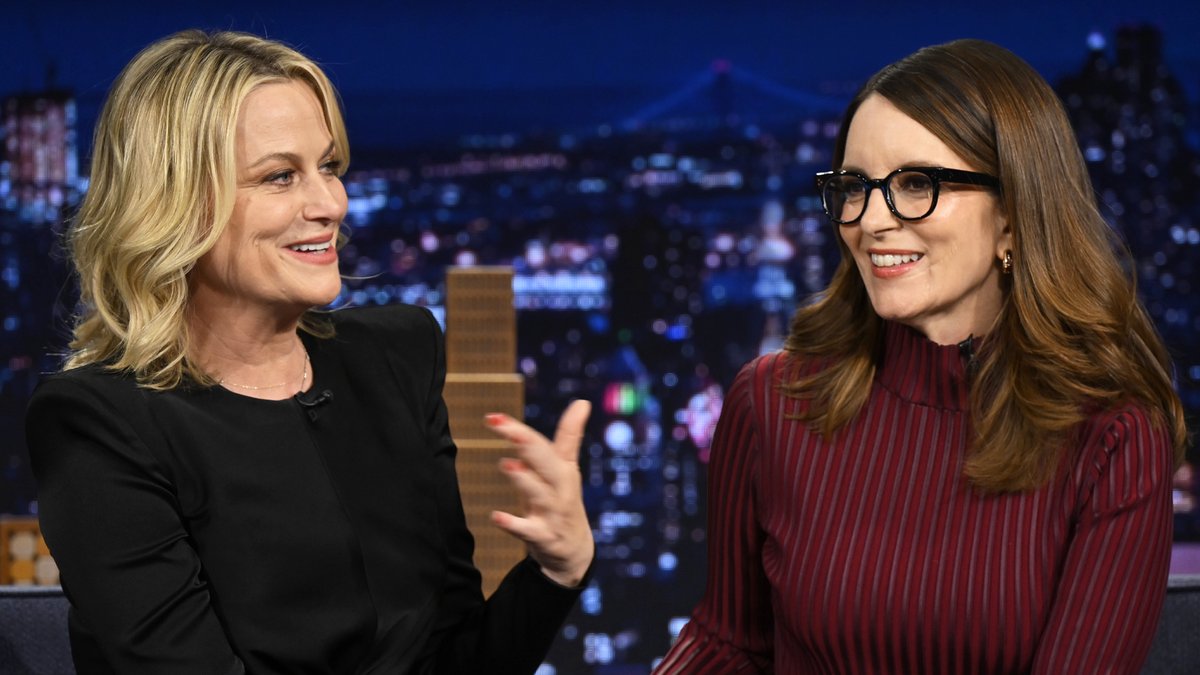 Amy Poehler is Tina Fey’s “second wife” after she took Jimmy’s spot at the Weekend Update desk 🤣 Saturday Night Live - SNL #FallonTonight