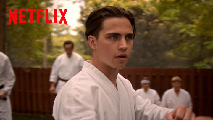 Ver el final de 'Cobra Kai' cuenta como día de gimnasio. Los episodios finales ya están disponibles.