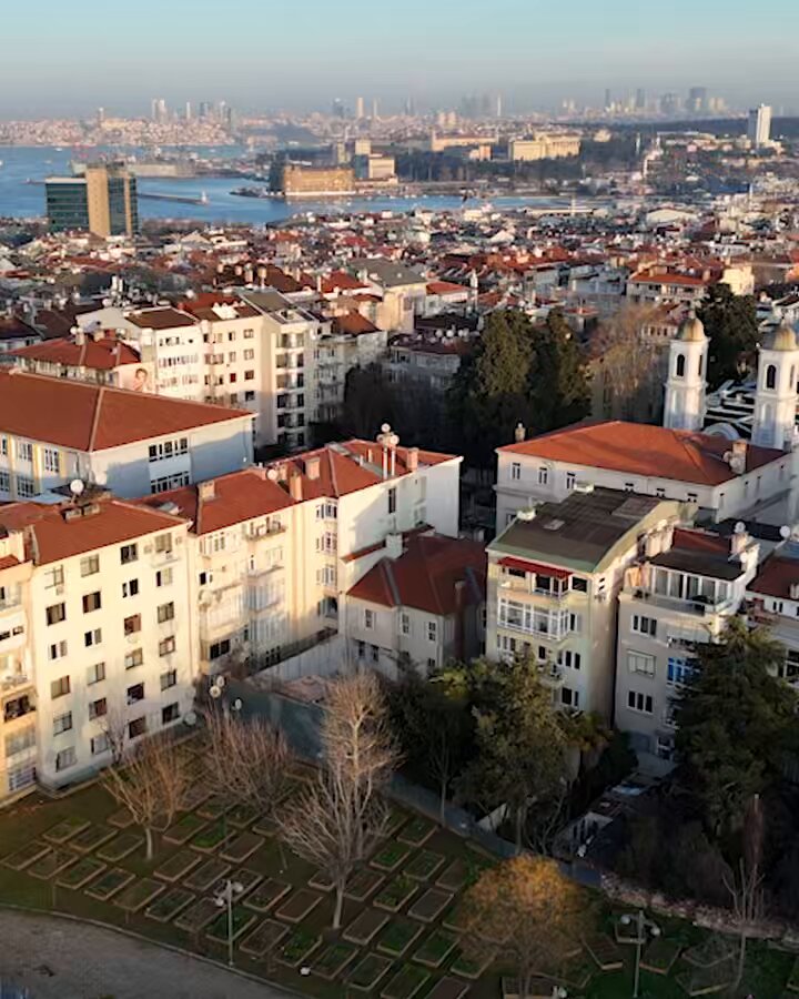 İzahı olmayan şeyin mizahı olur. Bu ülkede izahı olmayan iş de çok, mizah da. Sizi yeni açılışını yaptığımız Turhan Selçuk Kültür Evi'ni ziyarete davet ediyorum. Hem Türkiye tarihine hem de karikatür geçmişimize doğru bir yolculuk sizi bekliyor;